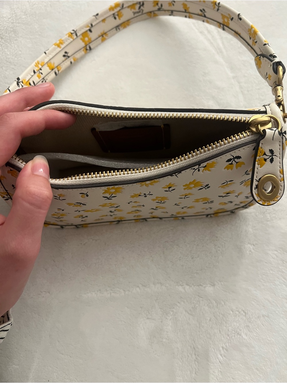 NWT Coach Swinger 20 Chalk w/ Yellow Flowers - Picture 5 of 9